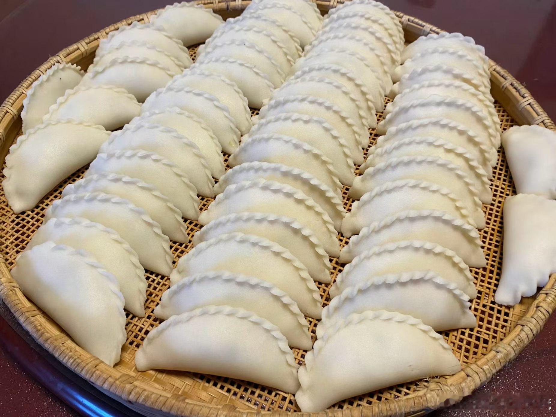 起床、快走、熬粥、煎米粿、烤梅干菜饼、炒佐粥小菜。昨晚几个朋友在我家歇息的，弄个