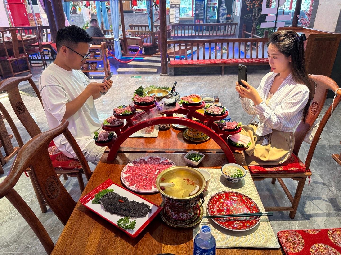 你们吃饭我拍照？​​​