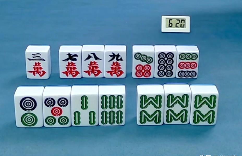 昨晚牌桌，我打掉一张3万。旁边观战的阿姨突然按住我手腕：“停！这张打错了。