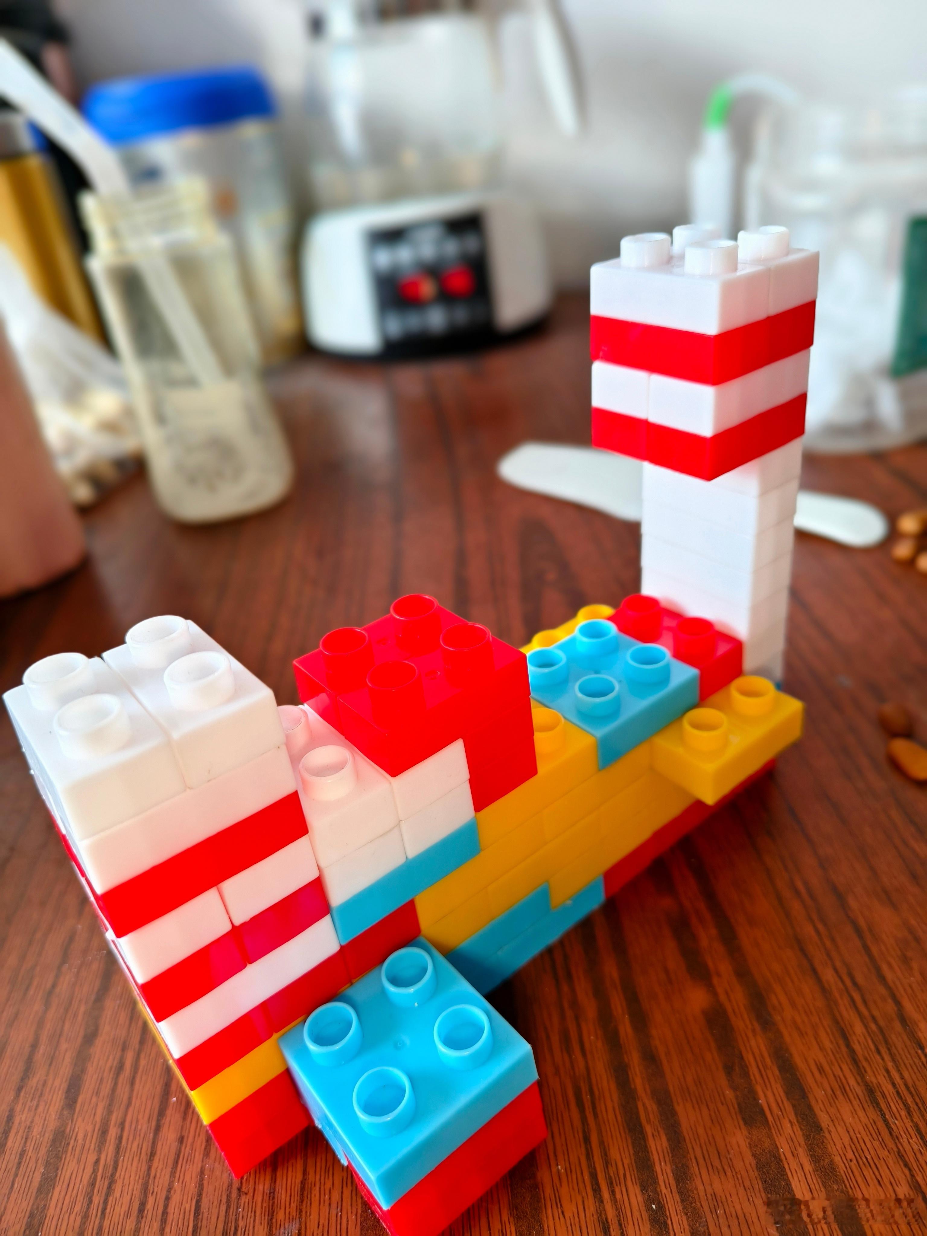 起床啦小杨同学昨天晚上搭了一个积木晚上睡觉的时候一度想要抱着睡的确挺好看哈在微博