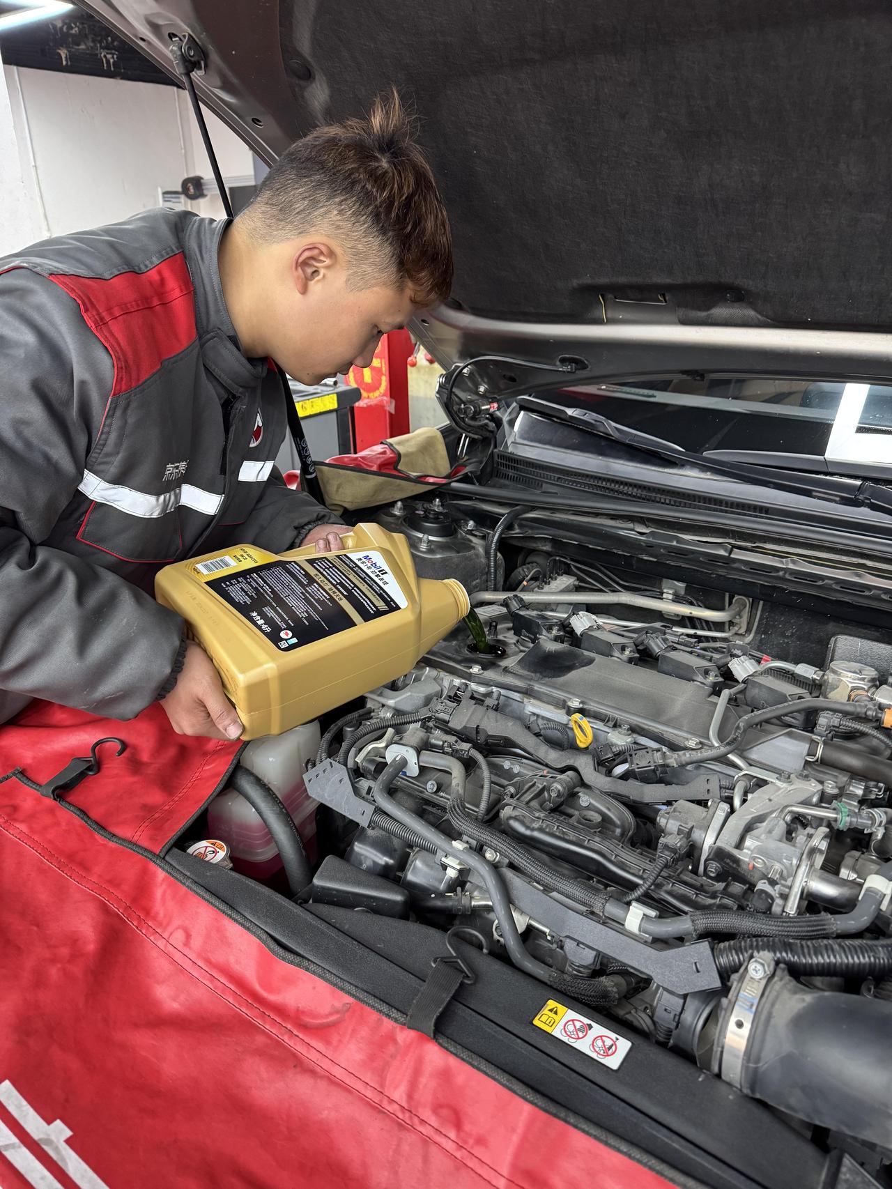 机油更换：自己保养vs4S店保养，价格差3倍，效果一样我的车常规保养，最基础的