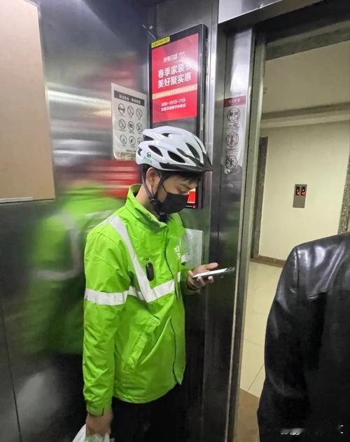 有的人心态还是有问题。在一楼等电梯，过来一位外卖骑手，拎着一份餐，问旁