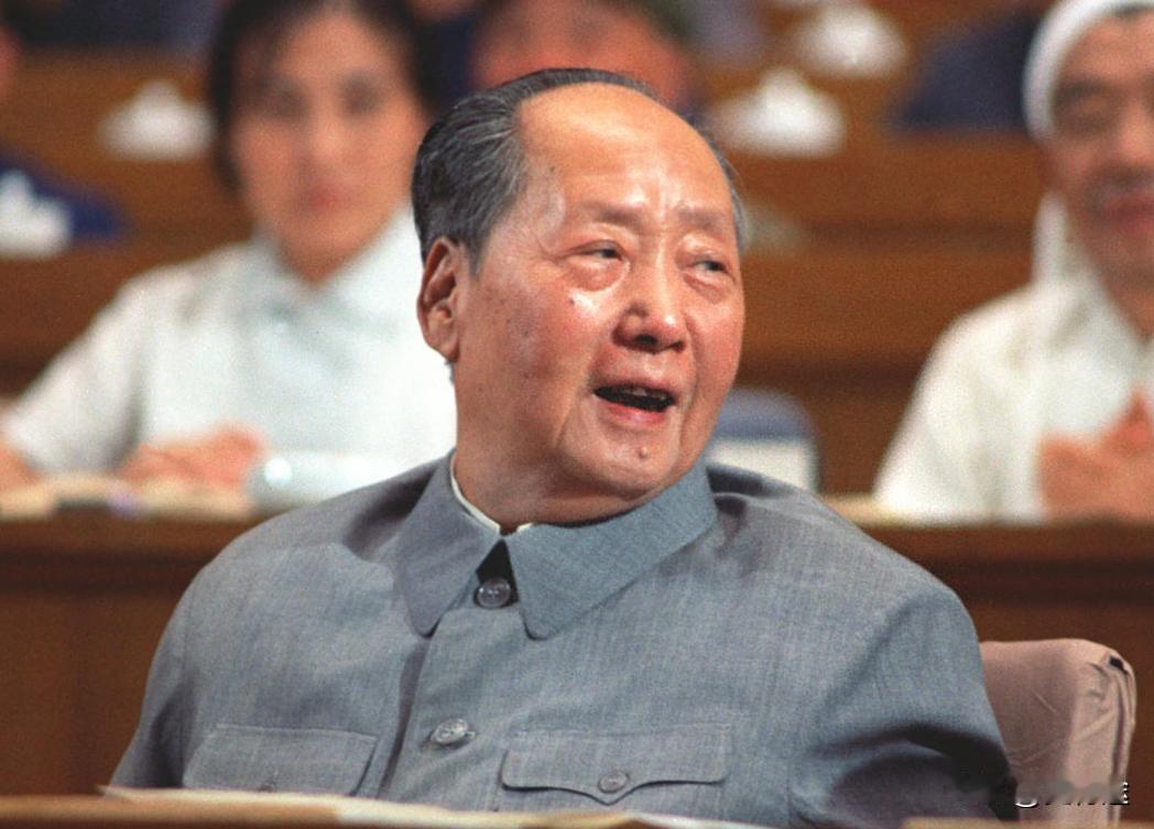 明明他是伟大的革命家，共和国的缔造者，为什么这照片看上去跟普通的老爷爷一样。从