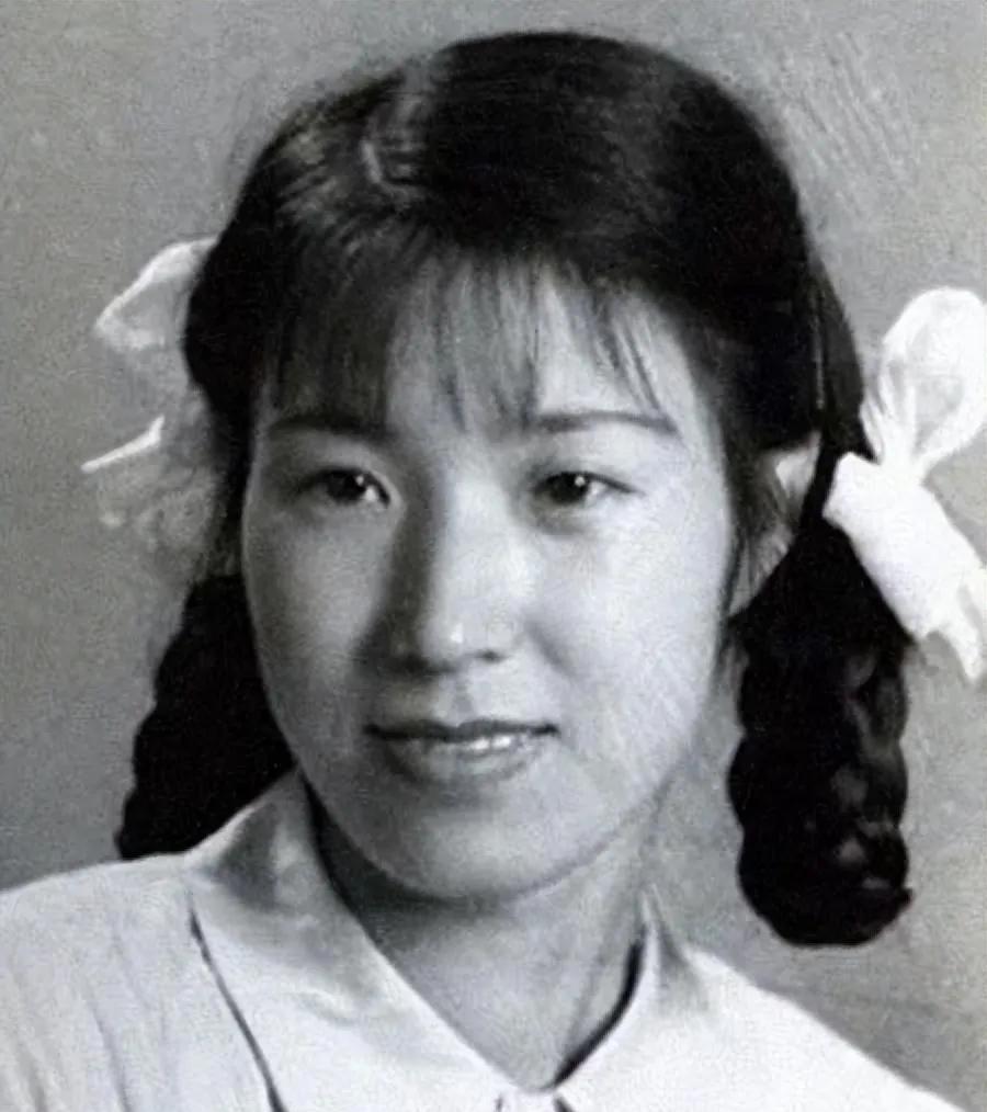 1943年，溥仪的第三任妻子，22岁的谭玉玲去世了。刚办完丧事，日军就拿着200