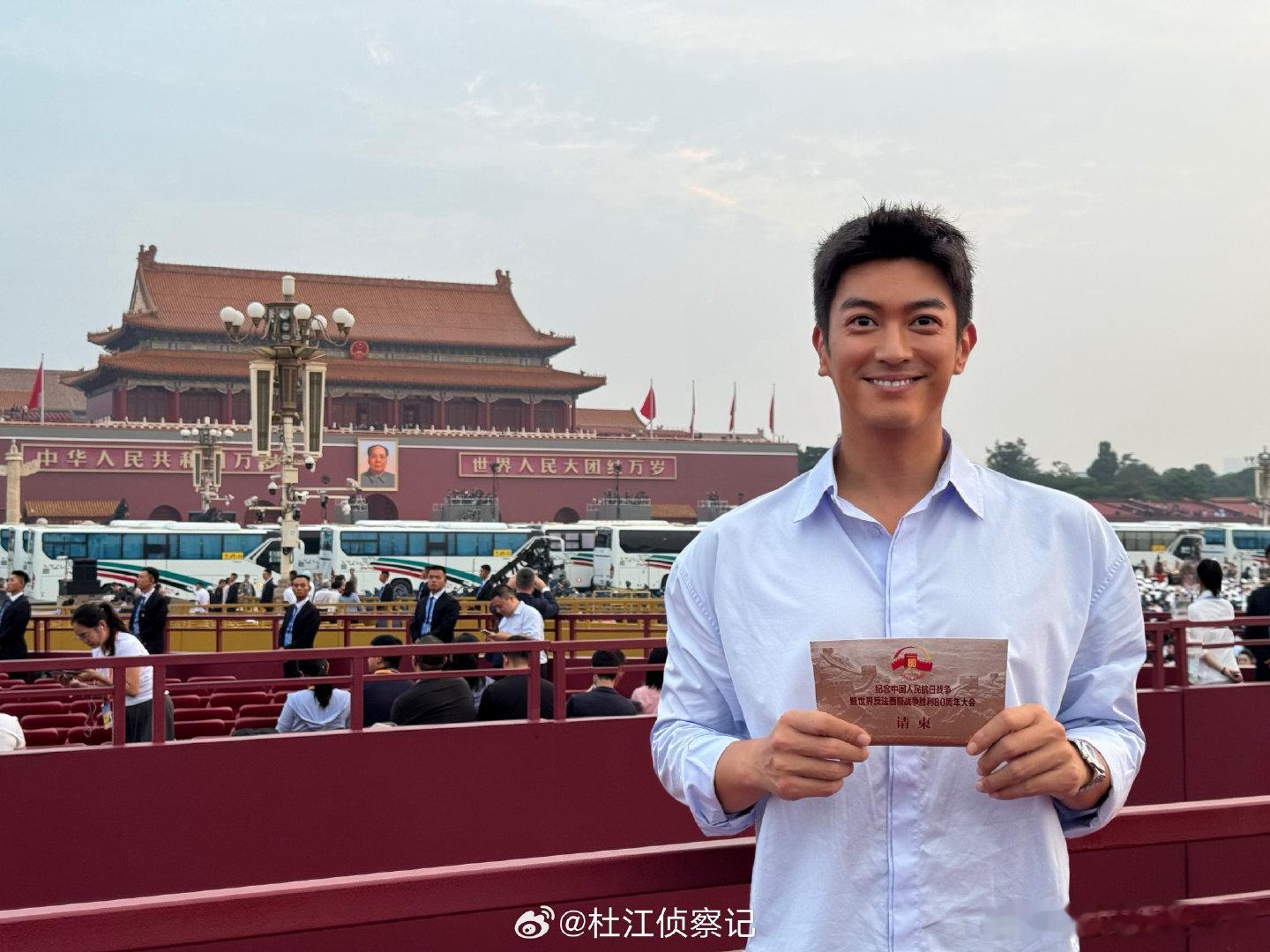 杜江现场观礼杜江现身观礼现场，这份荣耀谁不羡慕！他配文里的“今天的天安门格外