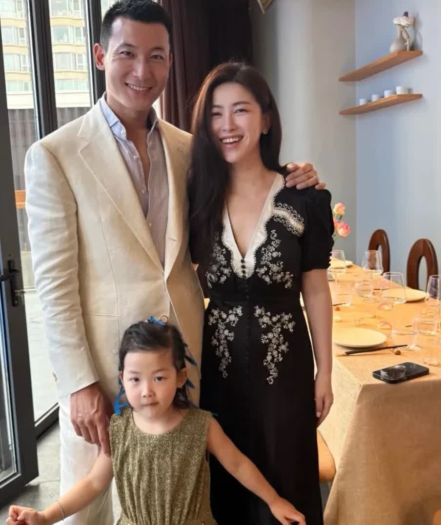 同事炫耀说昨晚在北京偶遇朱珠一家了，朱珠根本不是电视上看到的那样，特别是