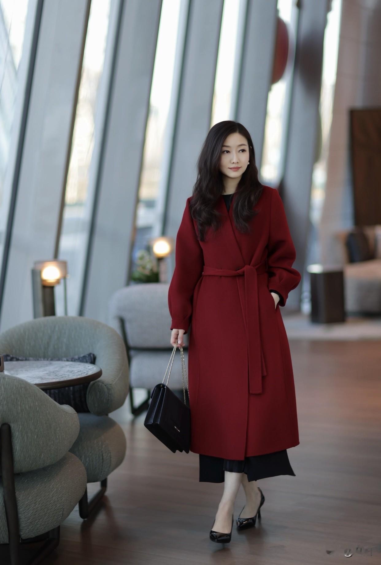 而且，她们活得通透，即便创业遇挫、生活窘迫，眼里的韧劲也比精致包装更打动人。岁月