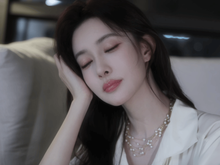 孟子义高智姐感孟子义摘眼镜那一瞬间氛围感直接炸出来！满满的高智姐感扑面而来。颜值