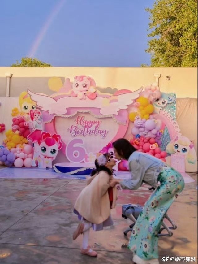 唐艺昕座驾都贴满了小马宝莉车贴唐艺昕车衣是小马宝莉唐艺昕收工后女儿专门坐车来接