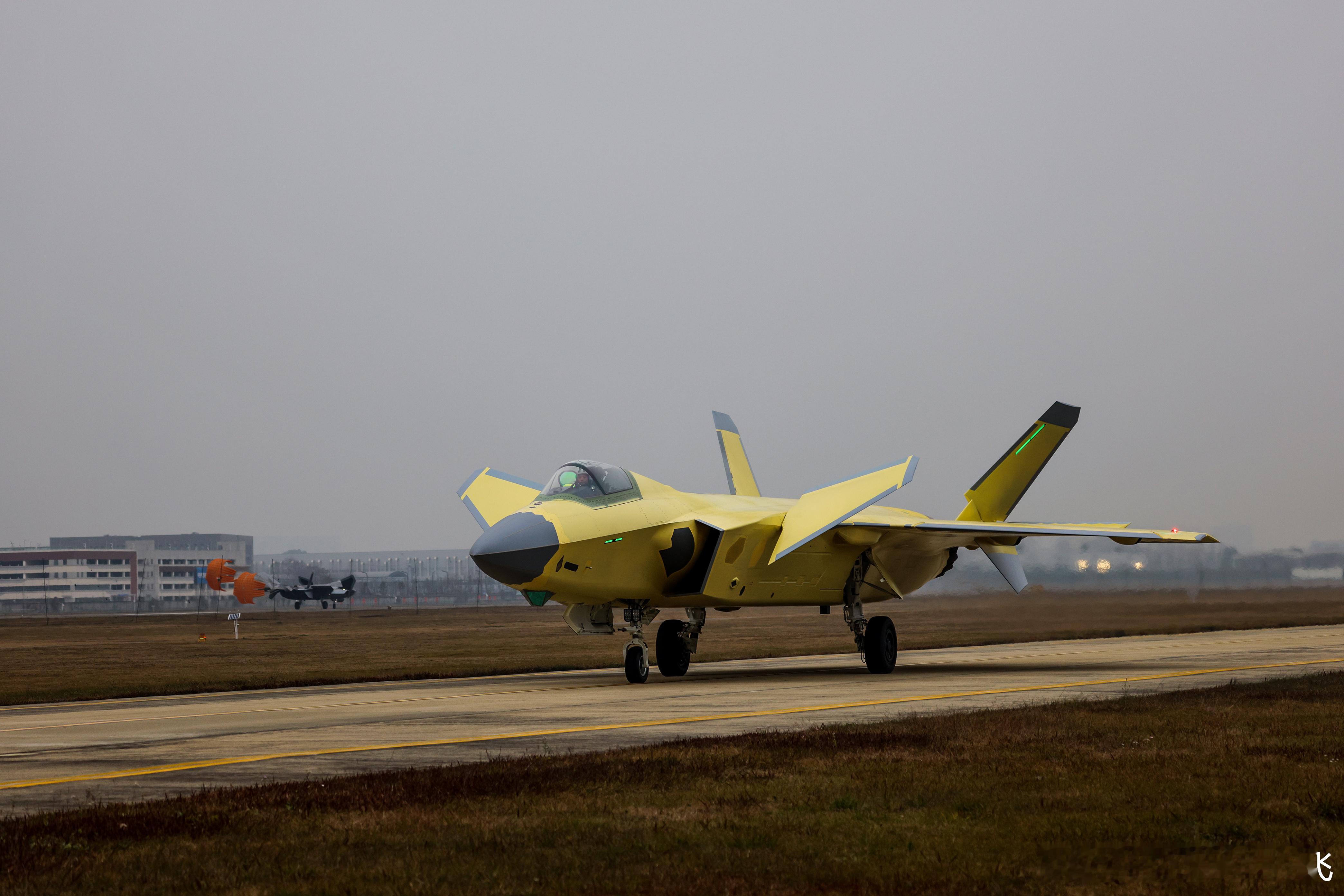 全是新版歼-20A，成飞罕见公开展示多型战机密集出厂试飞画面！在进入2026年，