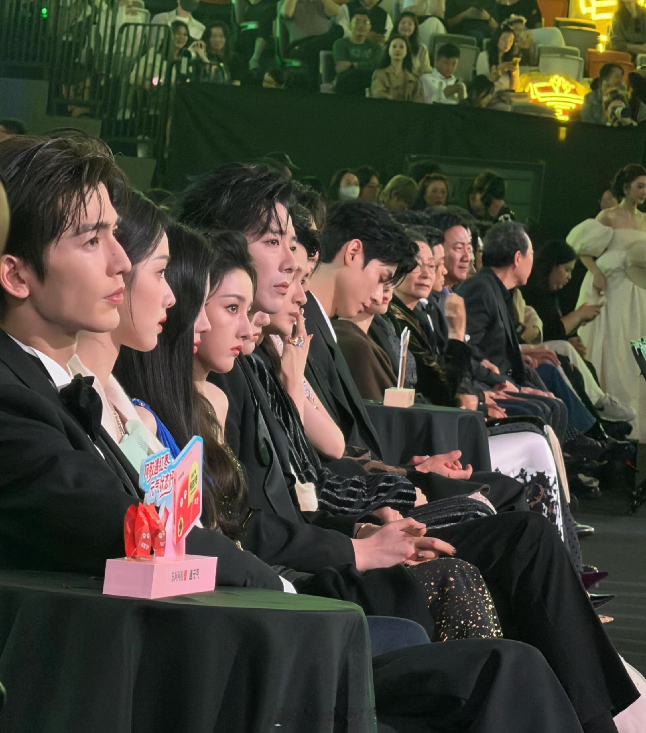 原来星光大赏他们坐的这么近男帅女美的真的很养眼啊简直是内娱流量的2/3片江山了