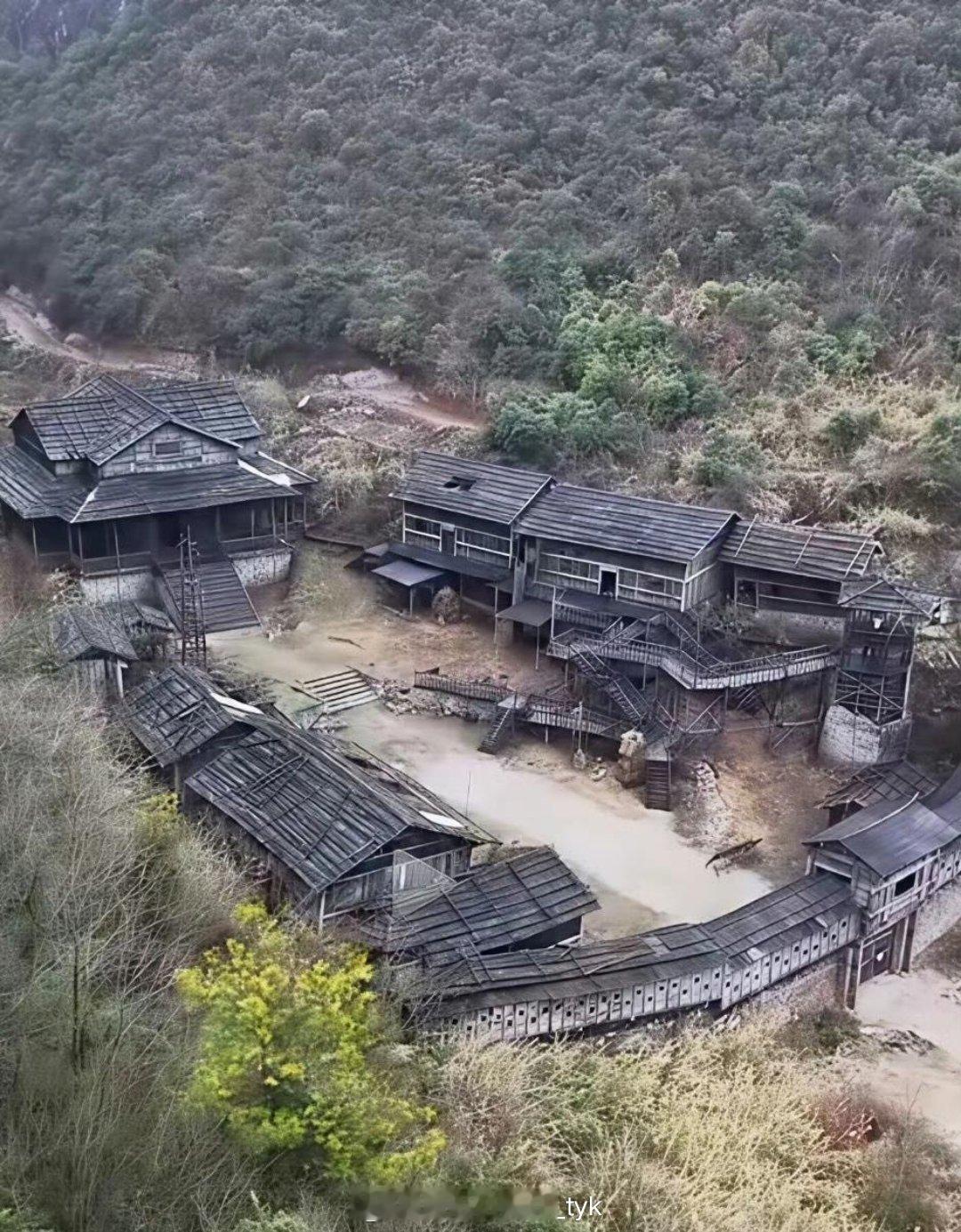 为了拍电影建了土匪山寨，拍完就废弃了，有点可惜
