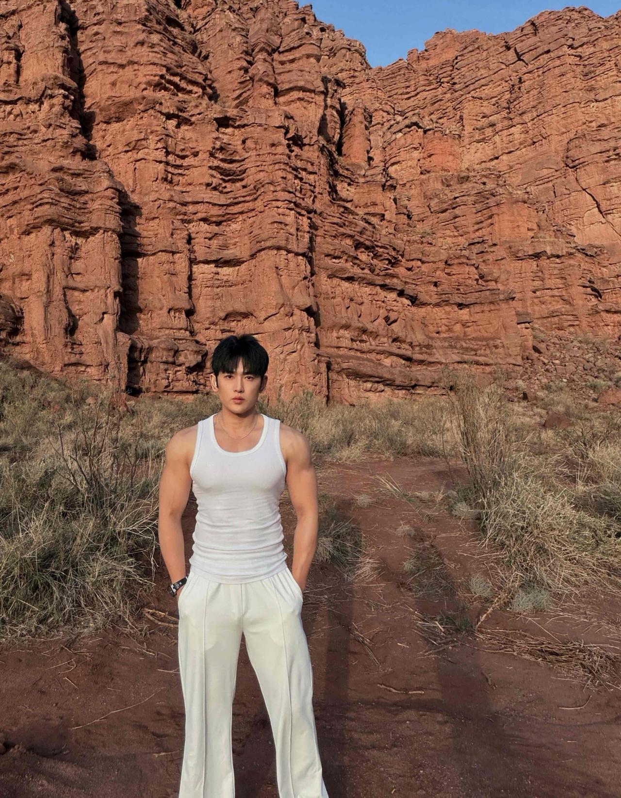 新疆人带你玩新疆｜这个峡谷像拉斯维加斯？🏜️温宿托木尔大峡谷，给我的感觉，很