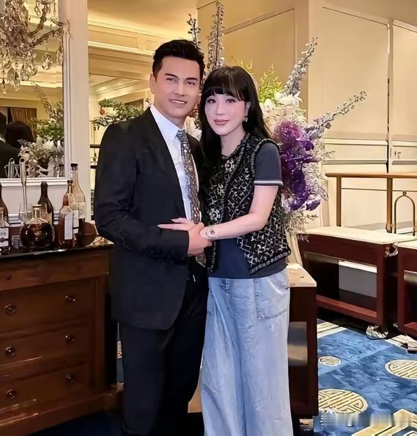 1998年，在一次饭局上，吕良伟认识了他的第三任妻子杨晓娟，当时的吕良伟正处于事