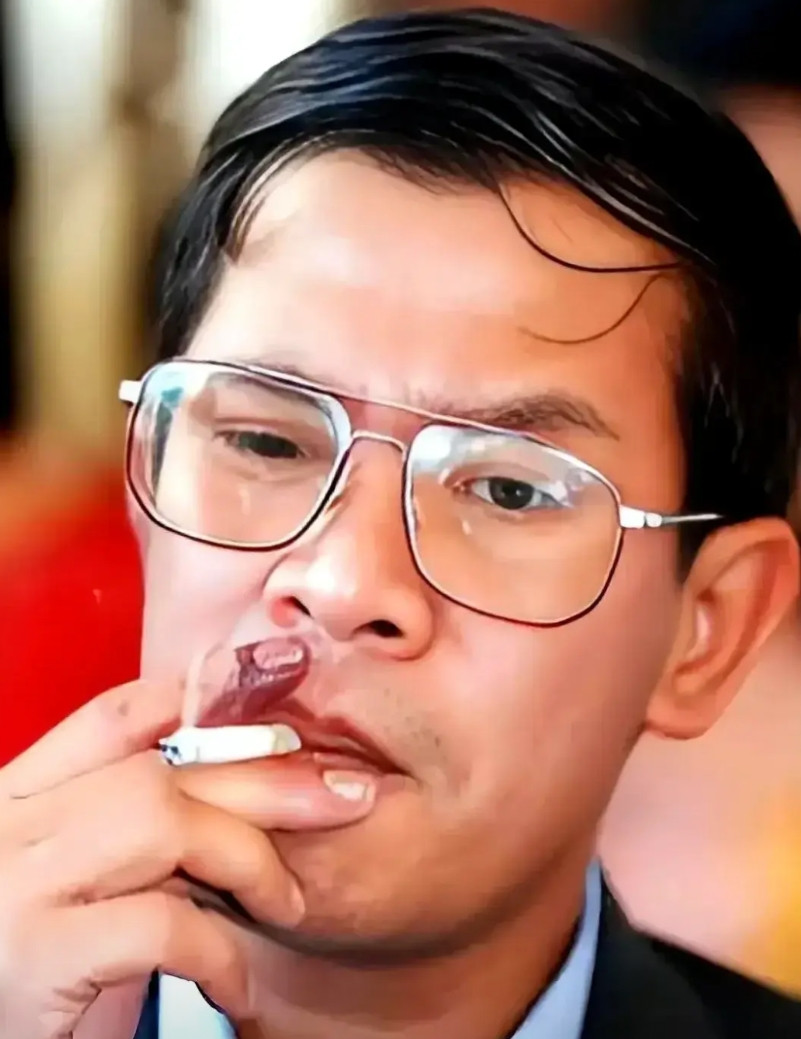 洪森年轻时候，长得真像潮汕人。只是现在老了，面相变了。眼睛一戴，洪教授也是配