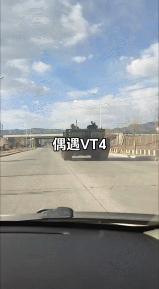 内蒙古网友开车在公路上意外偶遇一下一辆坦克车？他认为这辆车是出口型的“VT4”