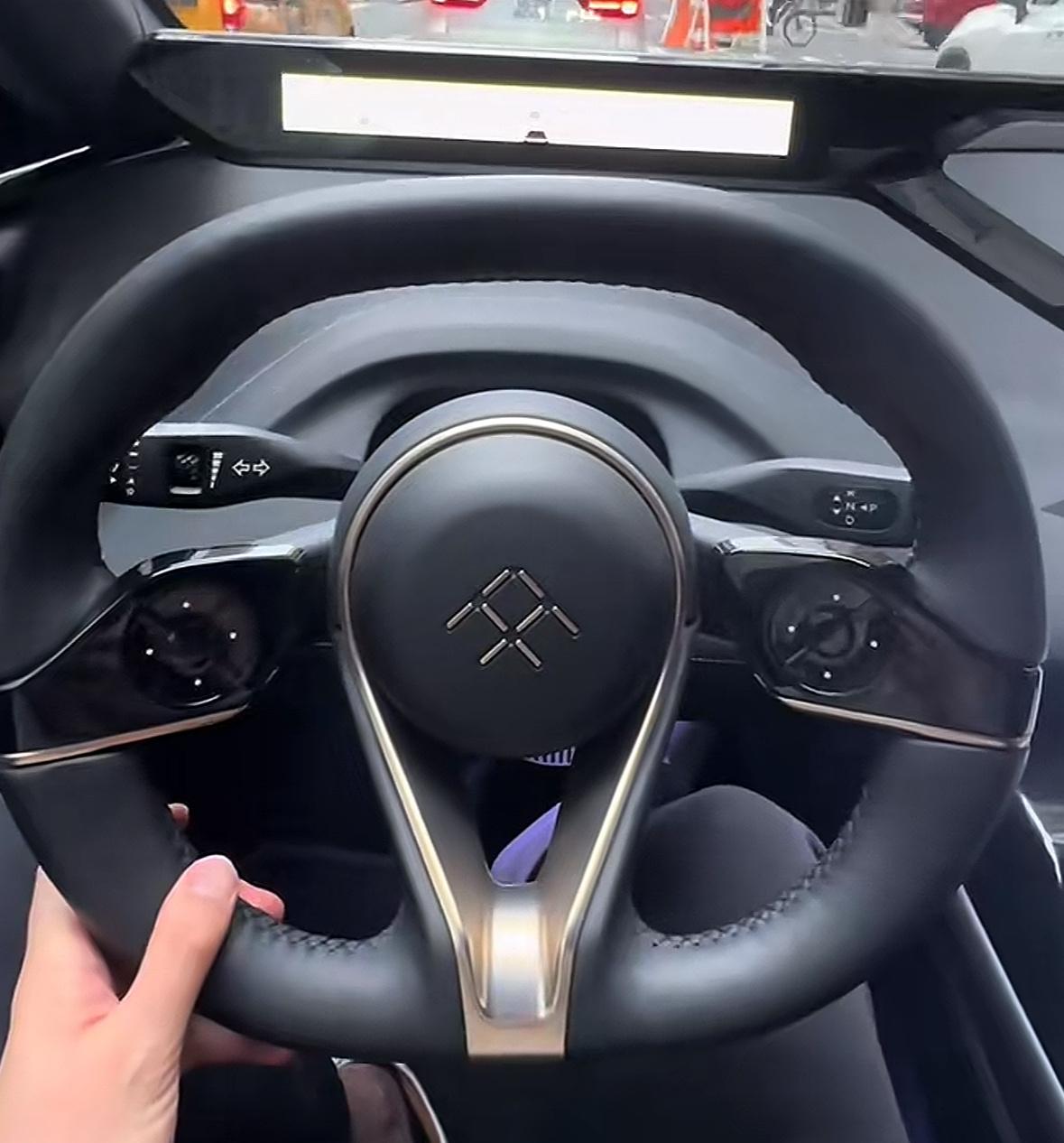 贾跃亭的审美和做账都很出色，FF91方向盘好看。​​​