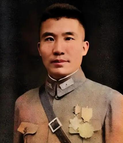 1941年3月，日军在赣北施放毒气弹，74军官兵成片倒下。撤退令传来，军长王耀武