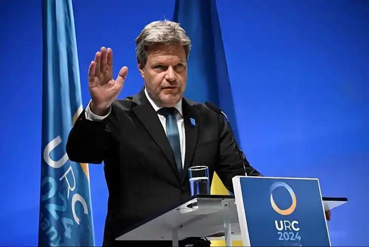 行程紧凑，德国财长抵华，上专机前露出真面目，第二个默克尔冒头。德国前脚刚说了不要