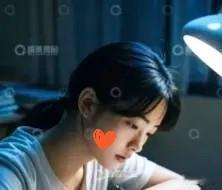 单位有个女领导，总盯着个小姑娘找茬，不是罚钱就是使绊子，硬生生把人逼得辞职了。没
