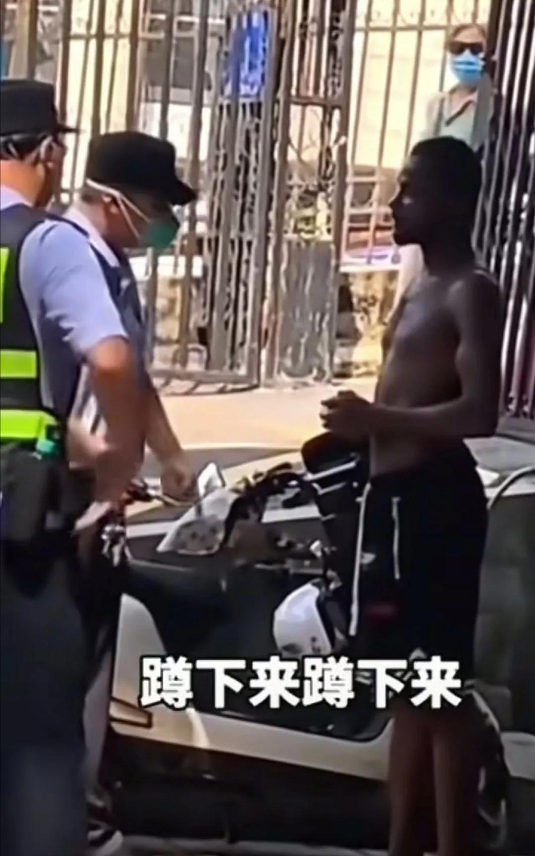 一名外籍男人在中国闹事，面对警察叔叔的执法他拒不配合，他以为可以耍横，但那是不可
