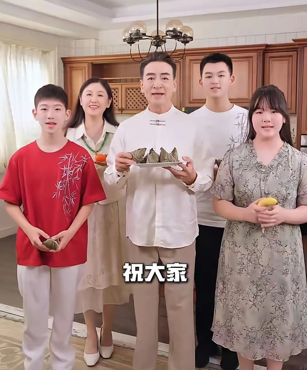 说个真事。我一直想说。寇振海带着李婷和三个孩子回河北祭祖，我盯着那三张脸看了半天，发现一个挺意外的地