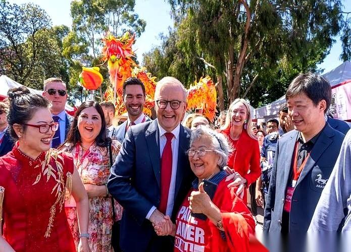 我跟你说个事儿，你听完可别上火。咱们还在办公室996，算着社保交了多少年，退休