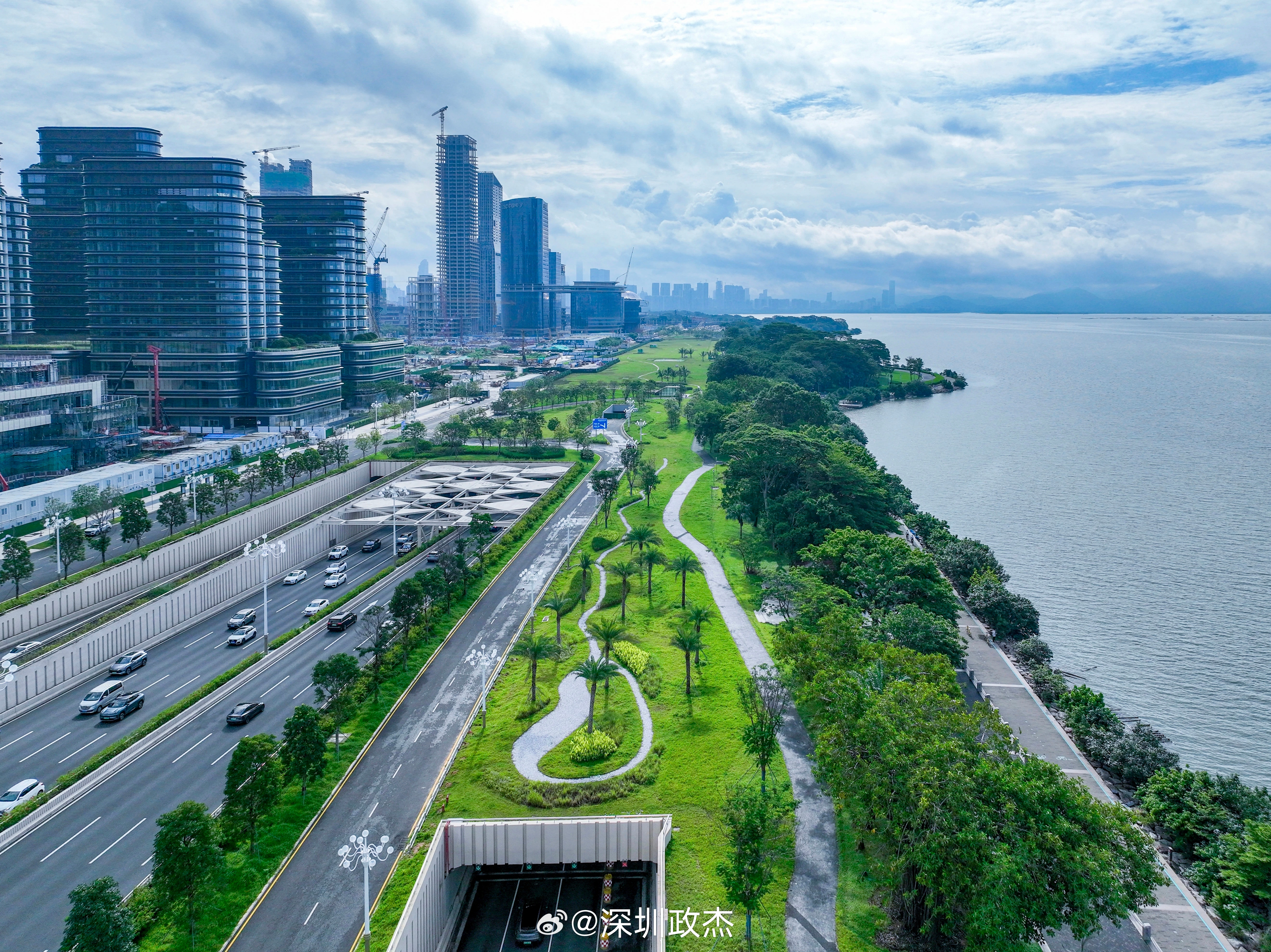 深圳湾超级总部滨海大道上绿地对外开放了，占地10.5万平，深圳