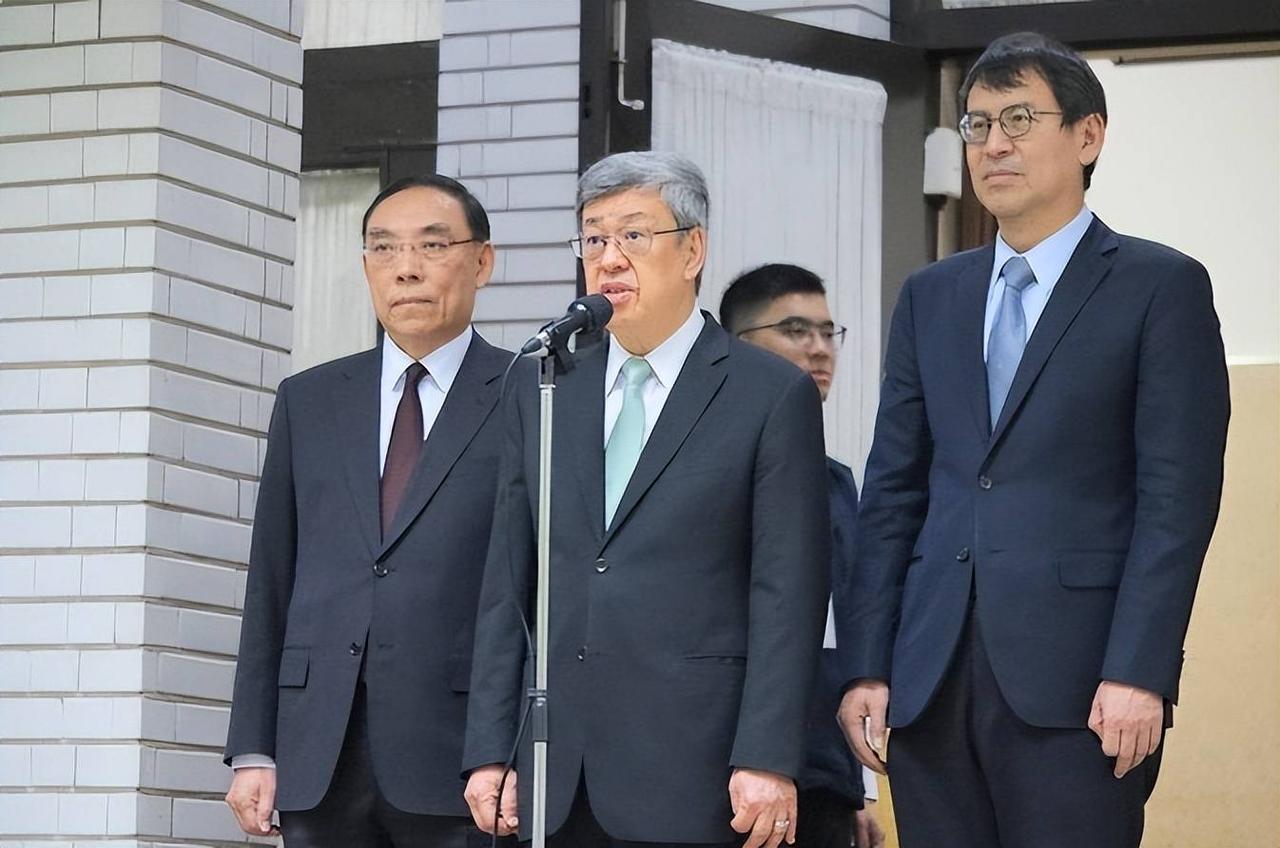 毒油风波闹得人心惶惶，陈建仁“多喝水排毒油”言论，岛内医师忍无可忍当场开喷！