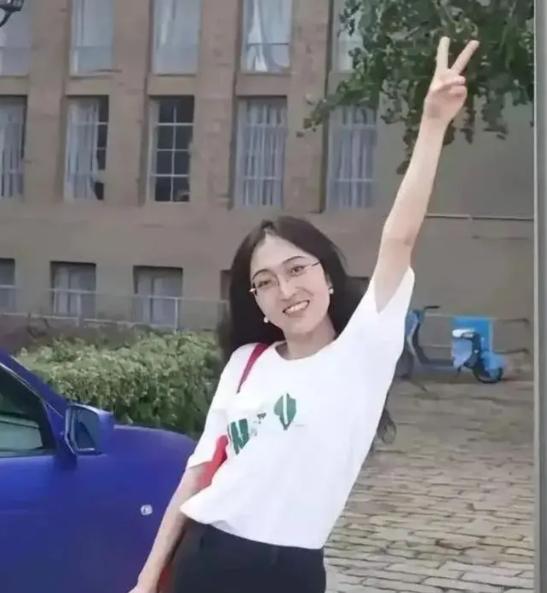 这个世界怎么了？事情越来越好玩了。杨某媛被曝：她竟然有中国银行公务员卡