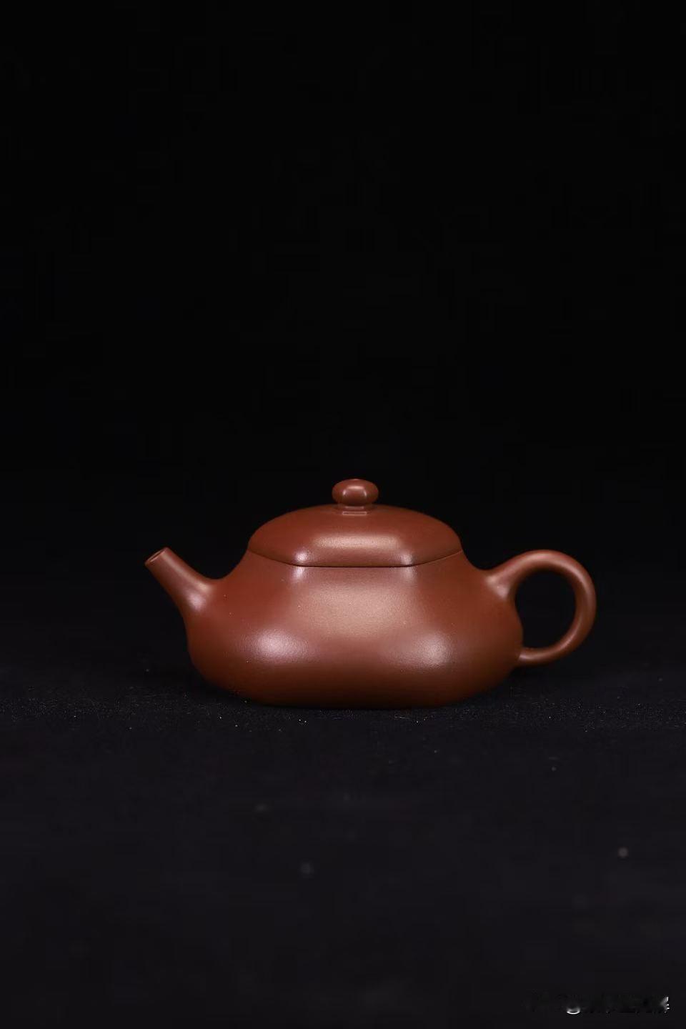 紫砂壶泥料越细越好？别被“光滑”骗了很多新手第一次拿紫砂壶，下意识就是摸壶身。