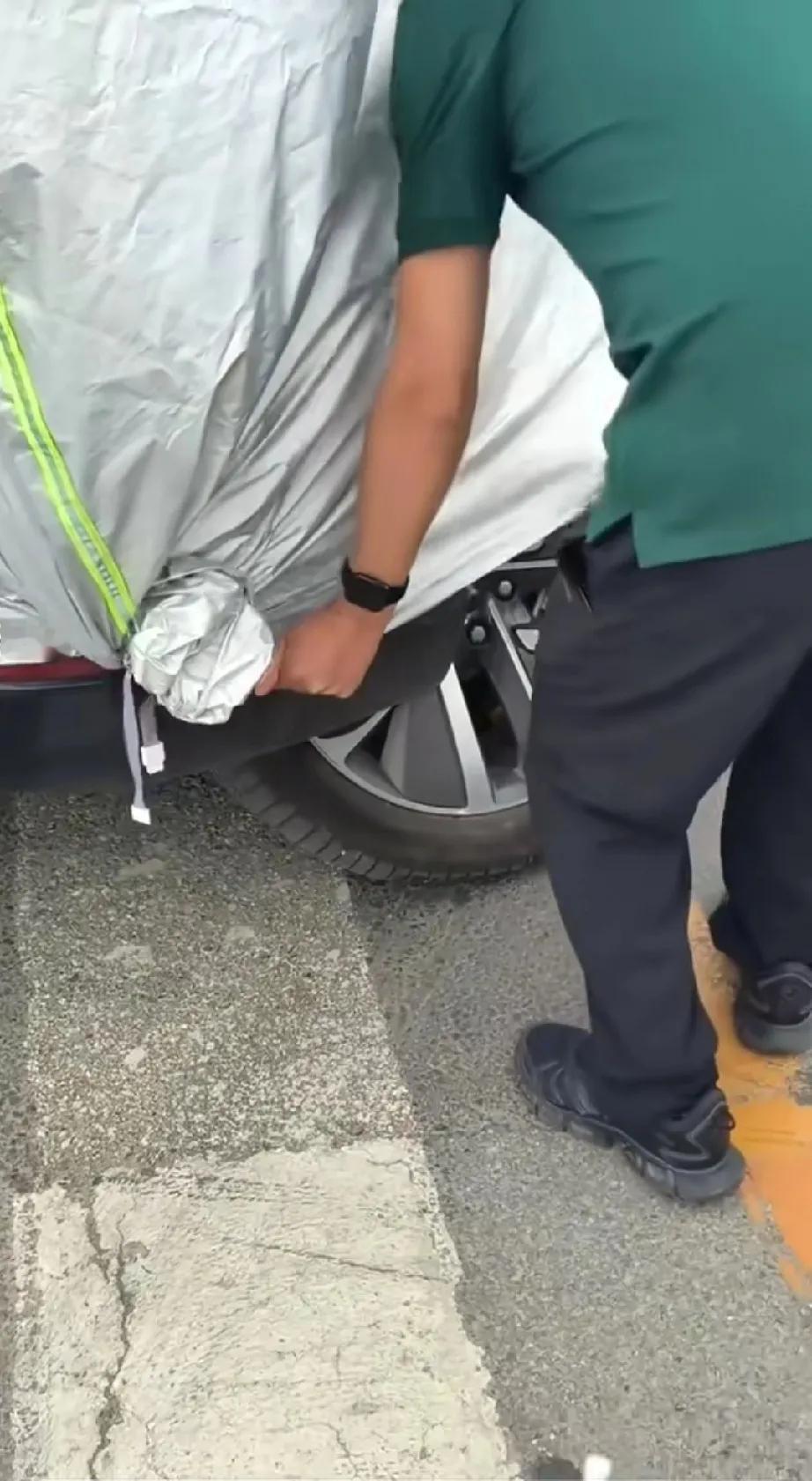 买车的记住了，出事盖车衣的都不要买。神奇的车衣，车子磕碰坏了，盖住车衣
