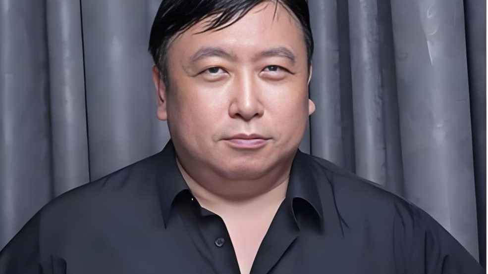 藏了几十年！王晶自曝和梁家辉竟是远房表兄弟王晶在采访里聊起一件很有意思的往事，是妈妈突然跟他叮嘱：碰