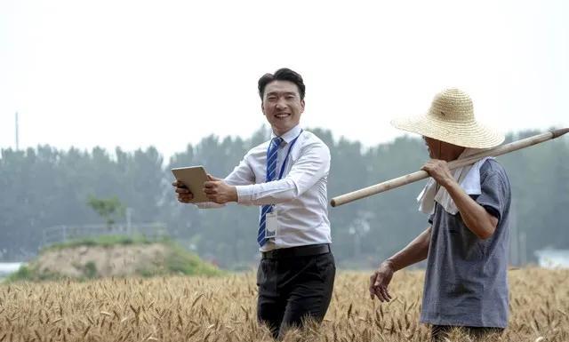 明星也好，底层演员也罢，大家都在为生活奔波。就像大衣哥朱之文，从一穷二白逆袭成歌