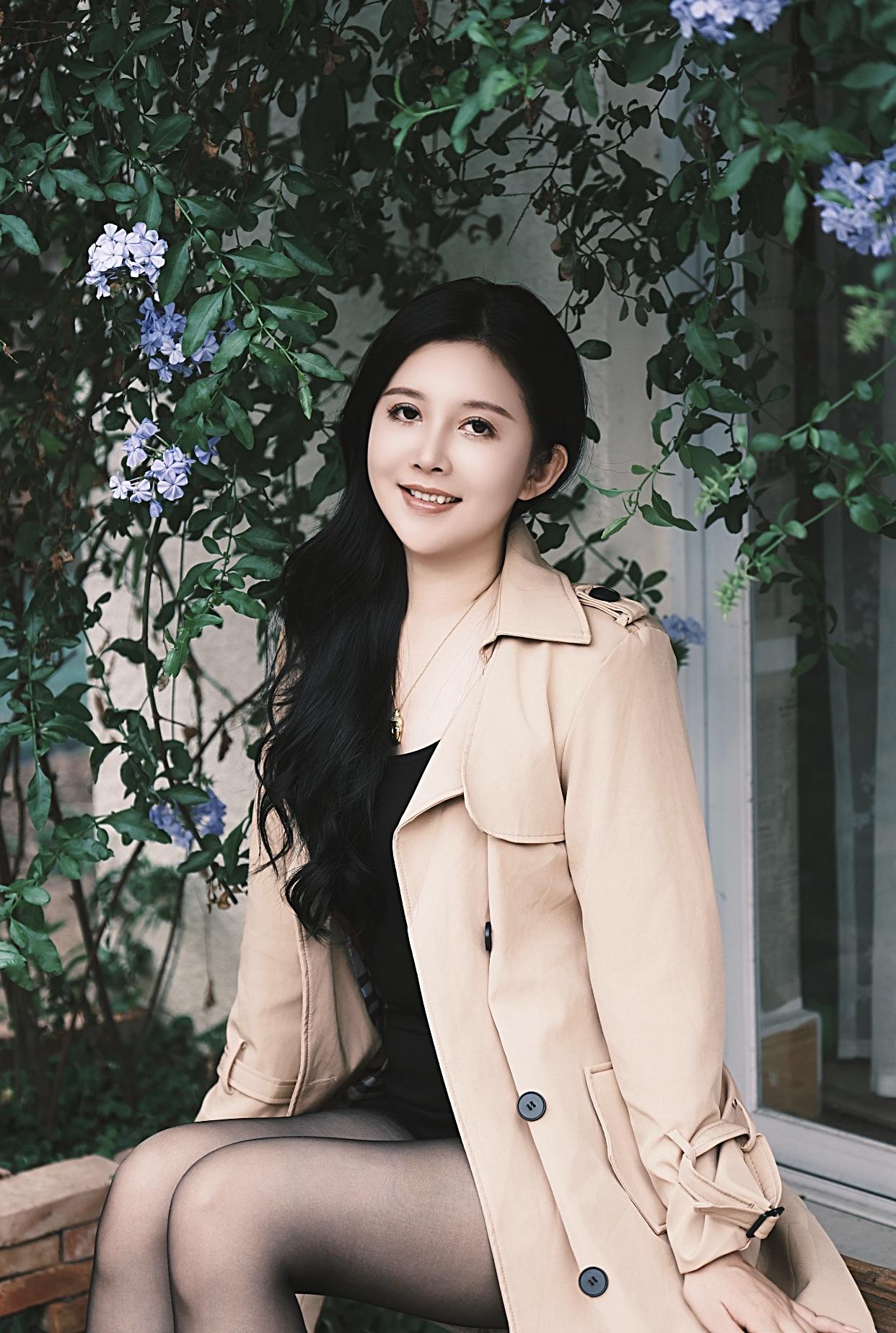 什么样的女性才叫有气质?举止优雅的女性有气质，动作轻柔不粗俗。