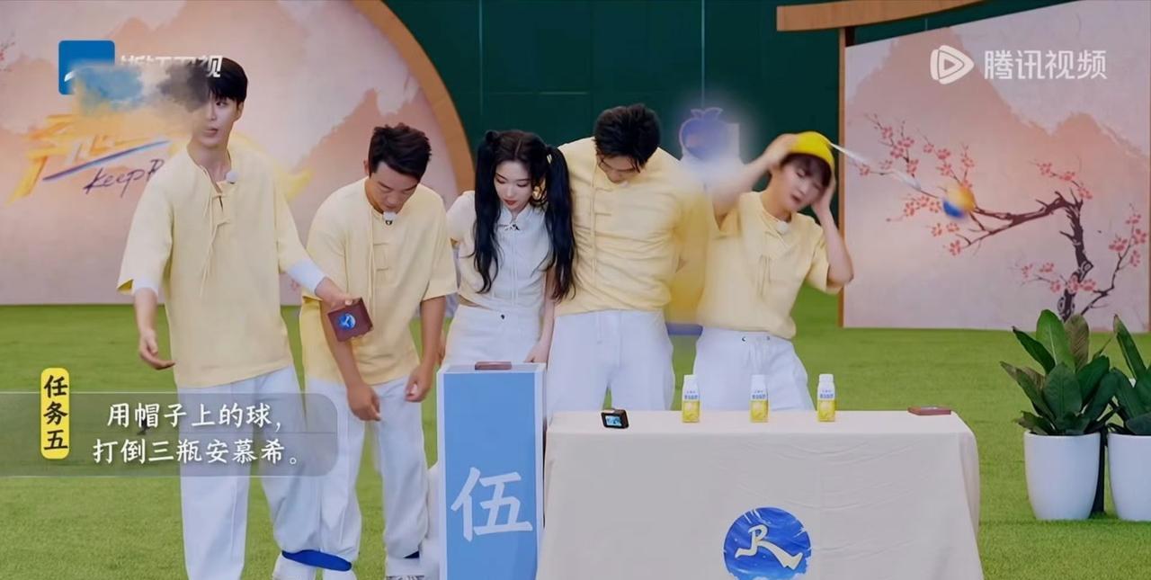 #周深游戏攻击只认李晨全队吓出表情包#救命！《奔跑吧》最新一期周深的30秒游戏片
