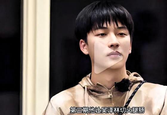 “你只是个王鹤棣奖。”王鹤棣站在台上接过这个奖。镜头推到他脸上，他在笑。但那