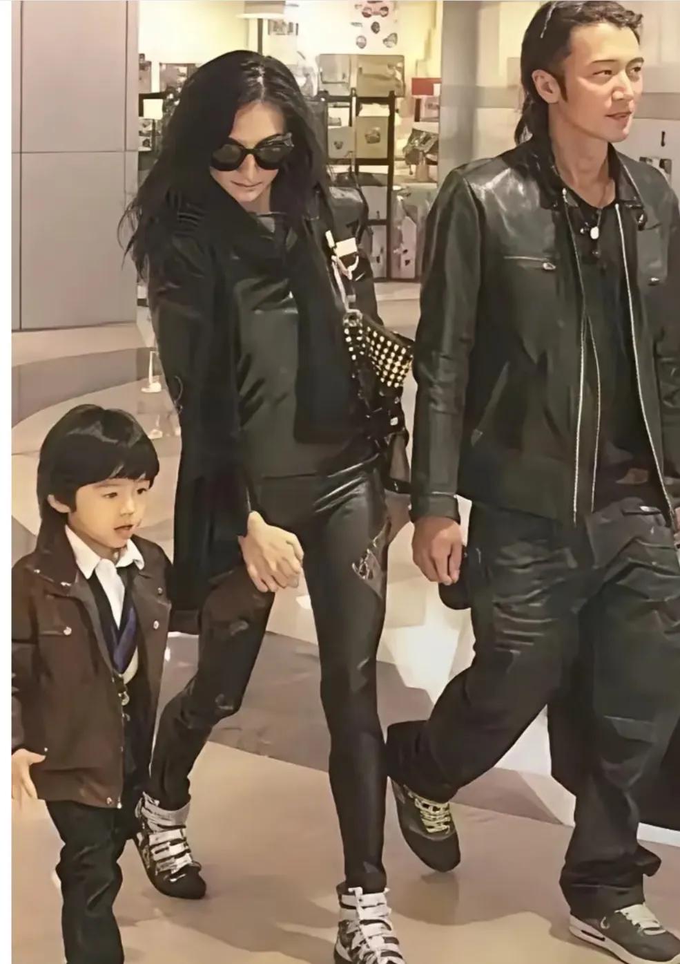 当年的谢霆锋一家三口，很般配。很养眼。他们走哪儿哪里都是焦点。甜蜜幸福的时刻。造