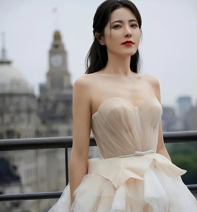 曾黎塌方，其实早有预感，章子怡在之前幕后采访时就说过：