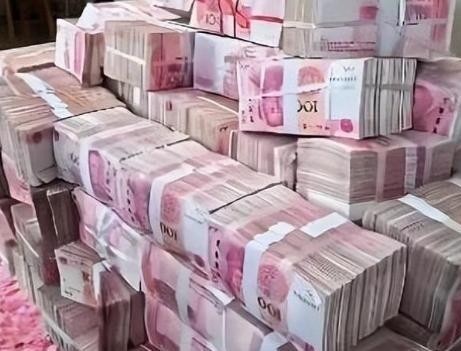 骗子骗来一大笔钱，最怕的就是直接存银行，一查一个准。所以赃款得“旅游”：进甲卡、转乙账户、换购物卡黄