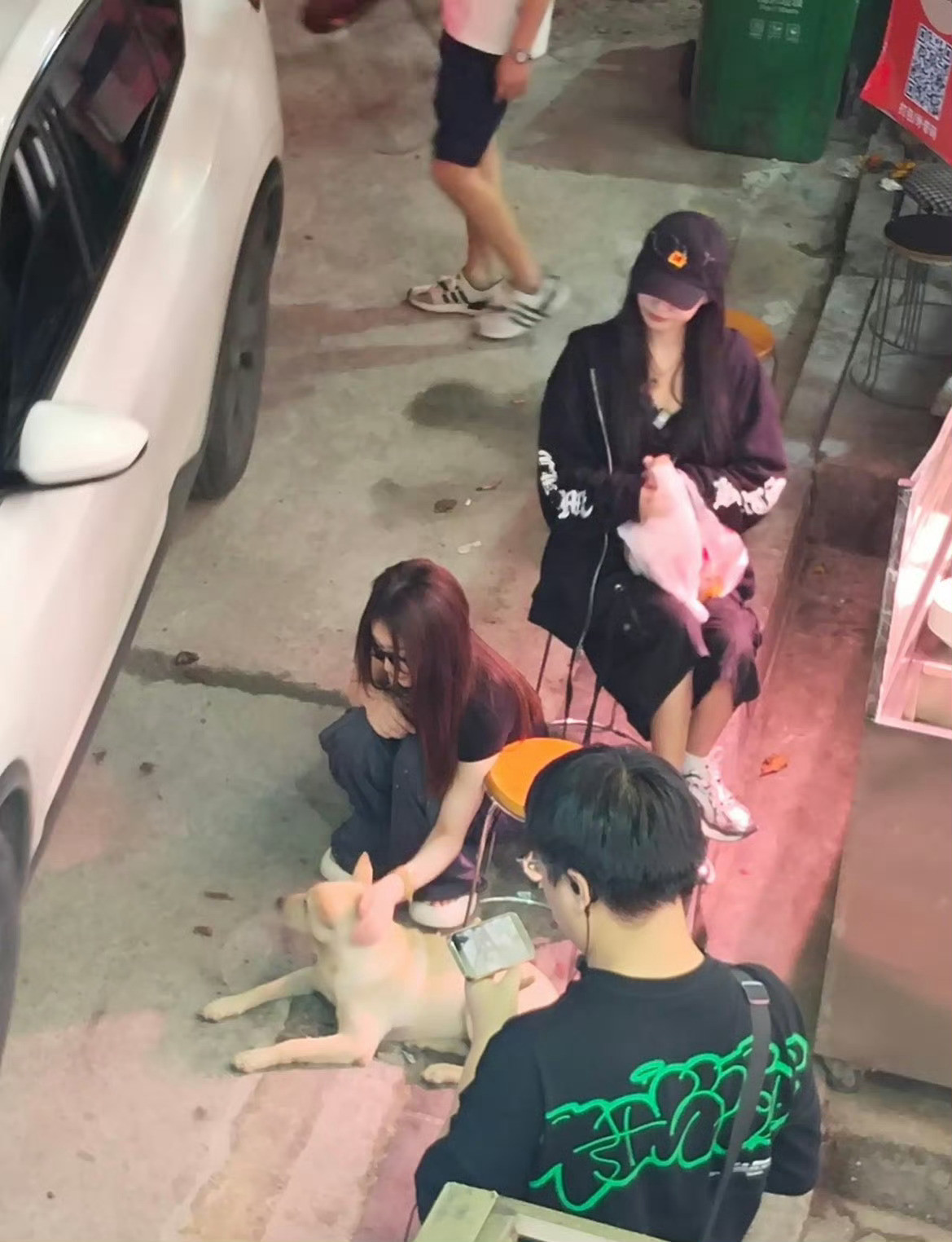 偶遇李小冉孙怡牵手逛夜市网友夜市偶遇李小冉和孙怡，两人亲密牵手挽臂，悠闲闲逛挑选