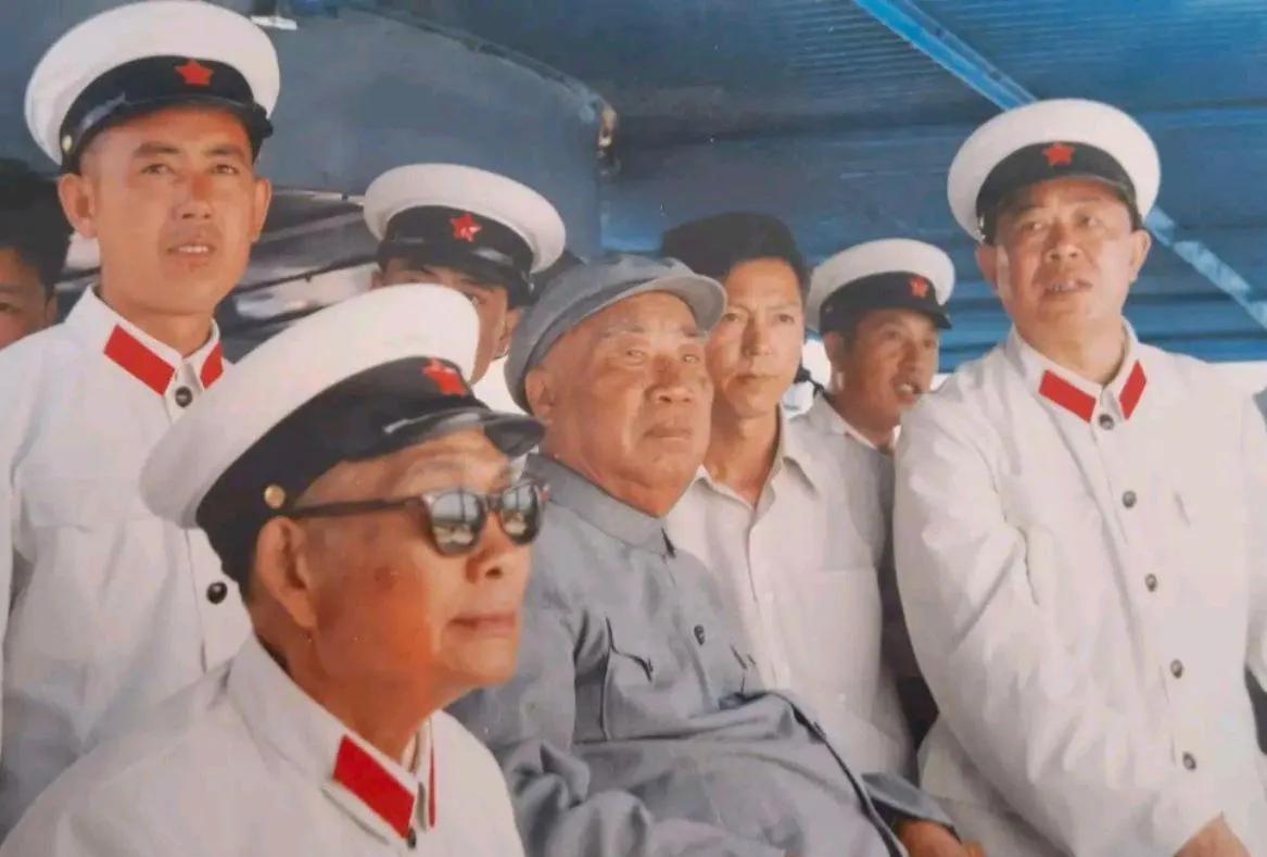 朱德元帅88岁高龄时，最后一次公开亮相，不顾身体状况，亲自检阅海军。在海军司令员