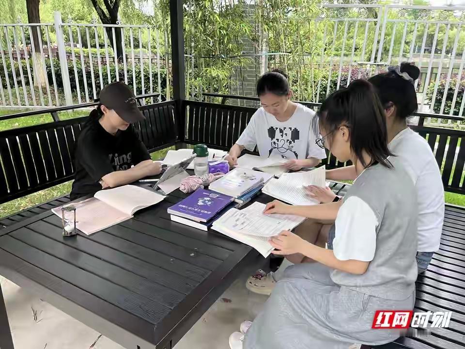 很多人看到"学霸寝室"，第一反应就是——"肯定是天赋型选手吧""家里条件好呗"。