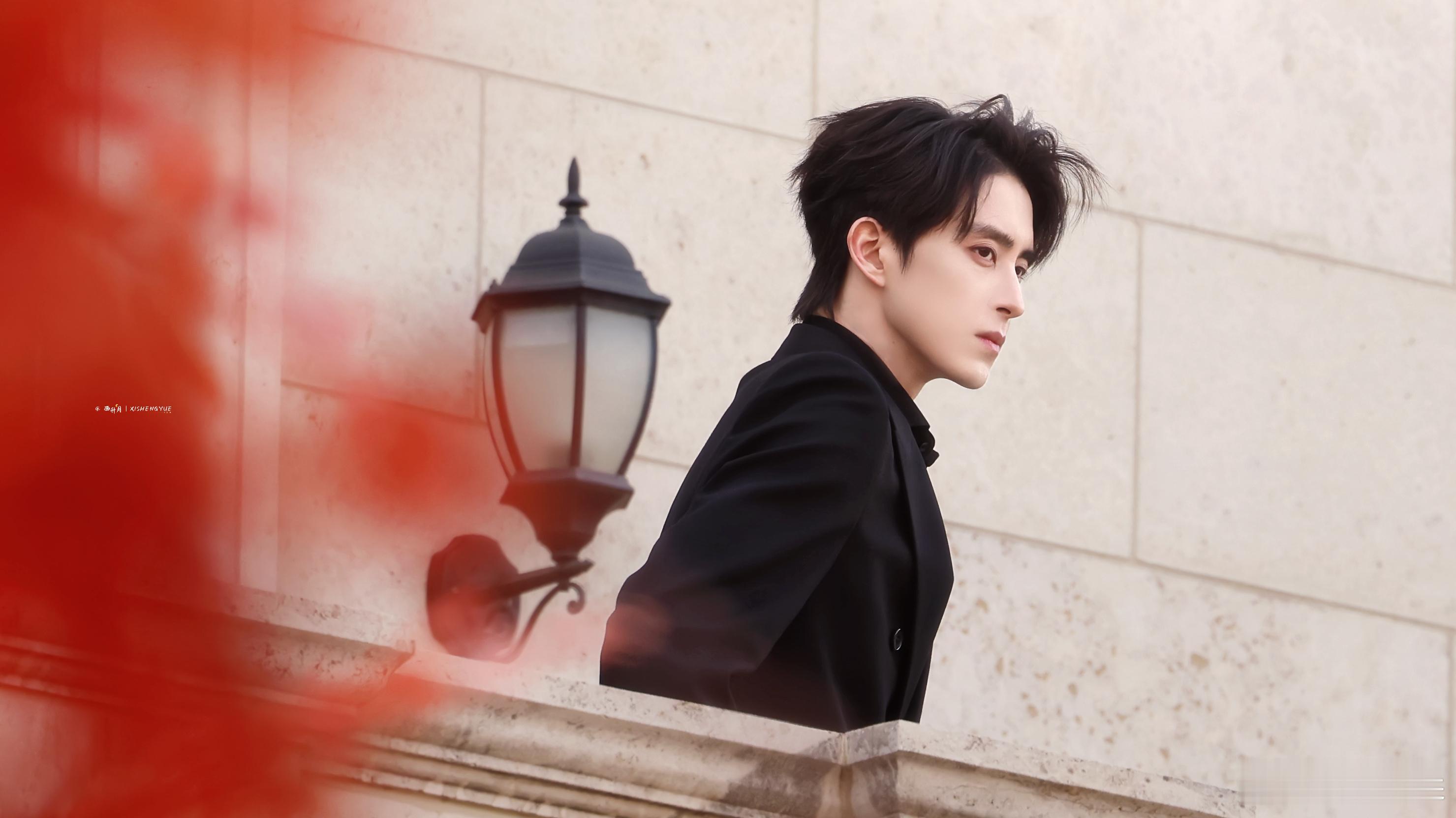 见到岑森没有不喊老公的理由谁被敖瑞鹏的岑森路透帅到失语！黑西装衬得肩宽腰窄，冷