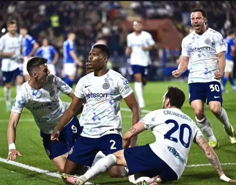 直接吵起来的原因是什么？突然发现，在著名某扑的版区里，阿森纳的球迷和内拉们吵了起