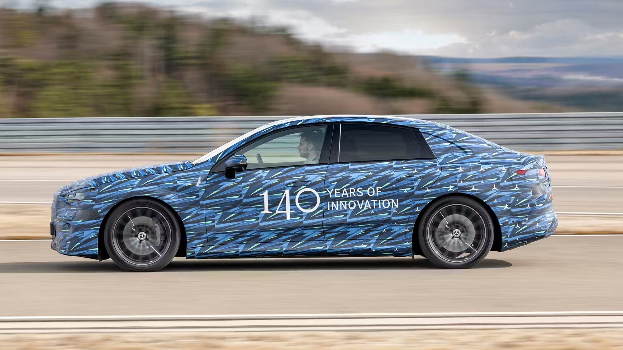 奔驰不能落空，发了一些新一代C级EQ纯电的消息。C400超过476马力，配可升降