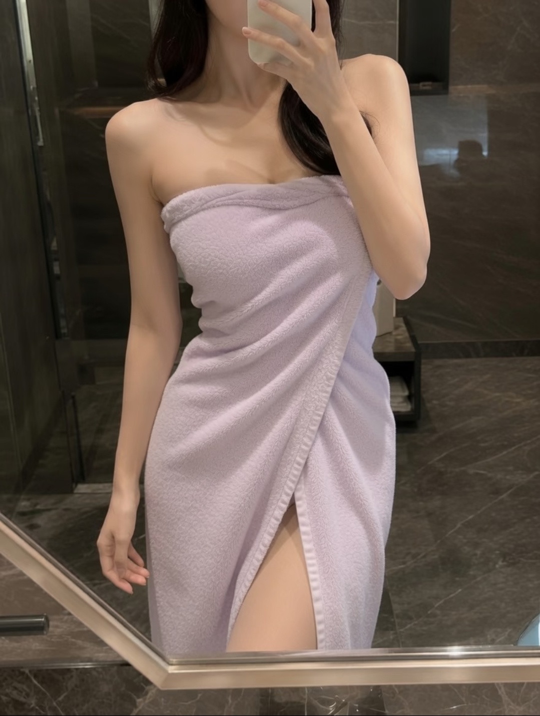 今日份紫色小云朵🪻裹着软乎乎的浴巾，感觉自己像一颗淡紫色棉花糖☁️