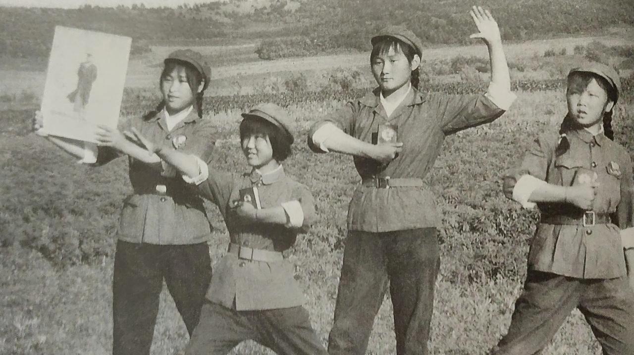 1977年，知青于文娟返城，恋人跟着列车狂奔，她擦干眼泪，大喊道：“别追了，我们