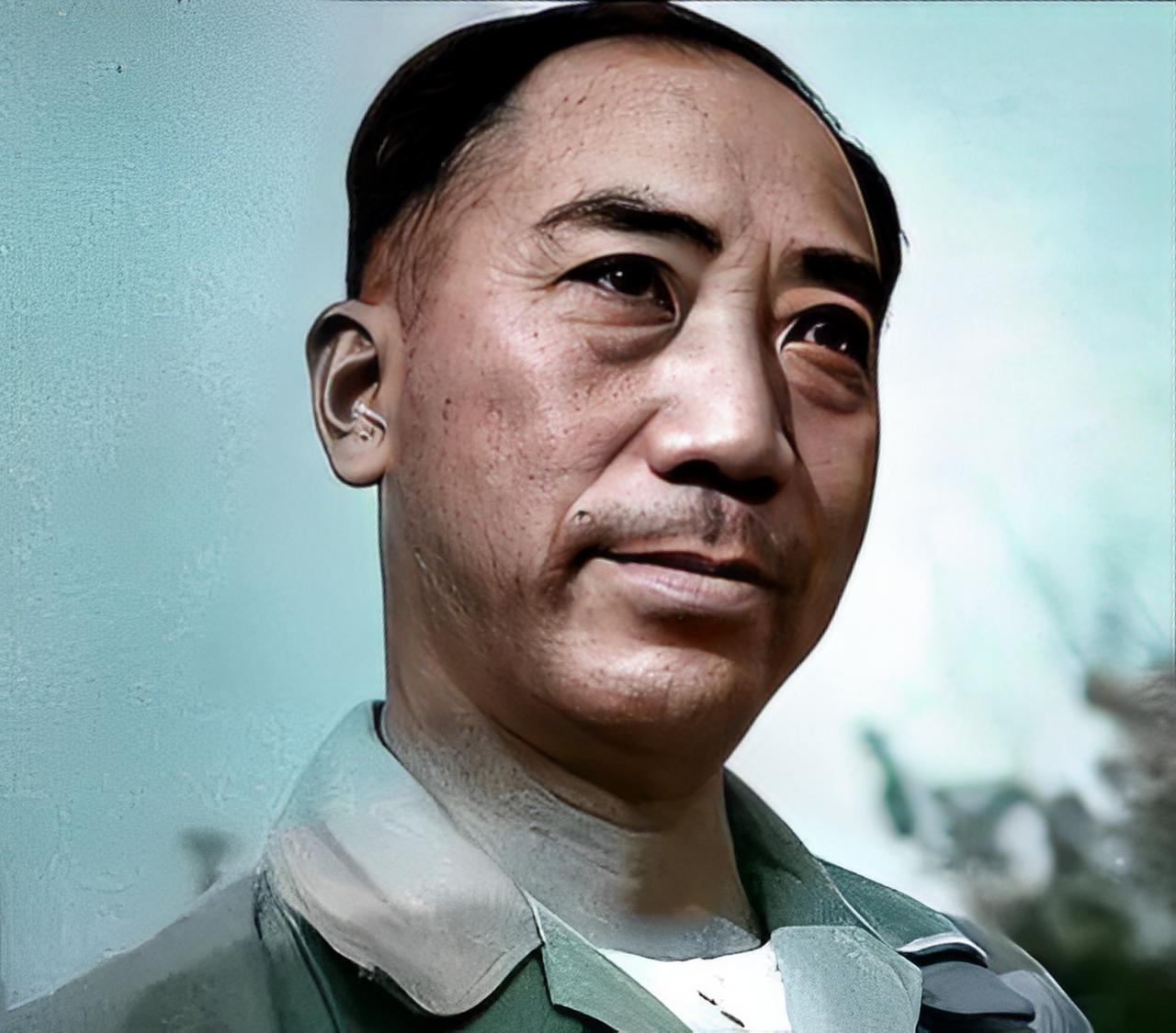 1946年，戴笠坠机身亡后，其子戴善武继承父业，却因残害革命者被公审处决。妻