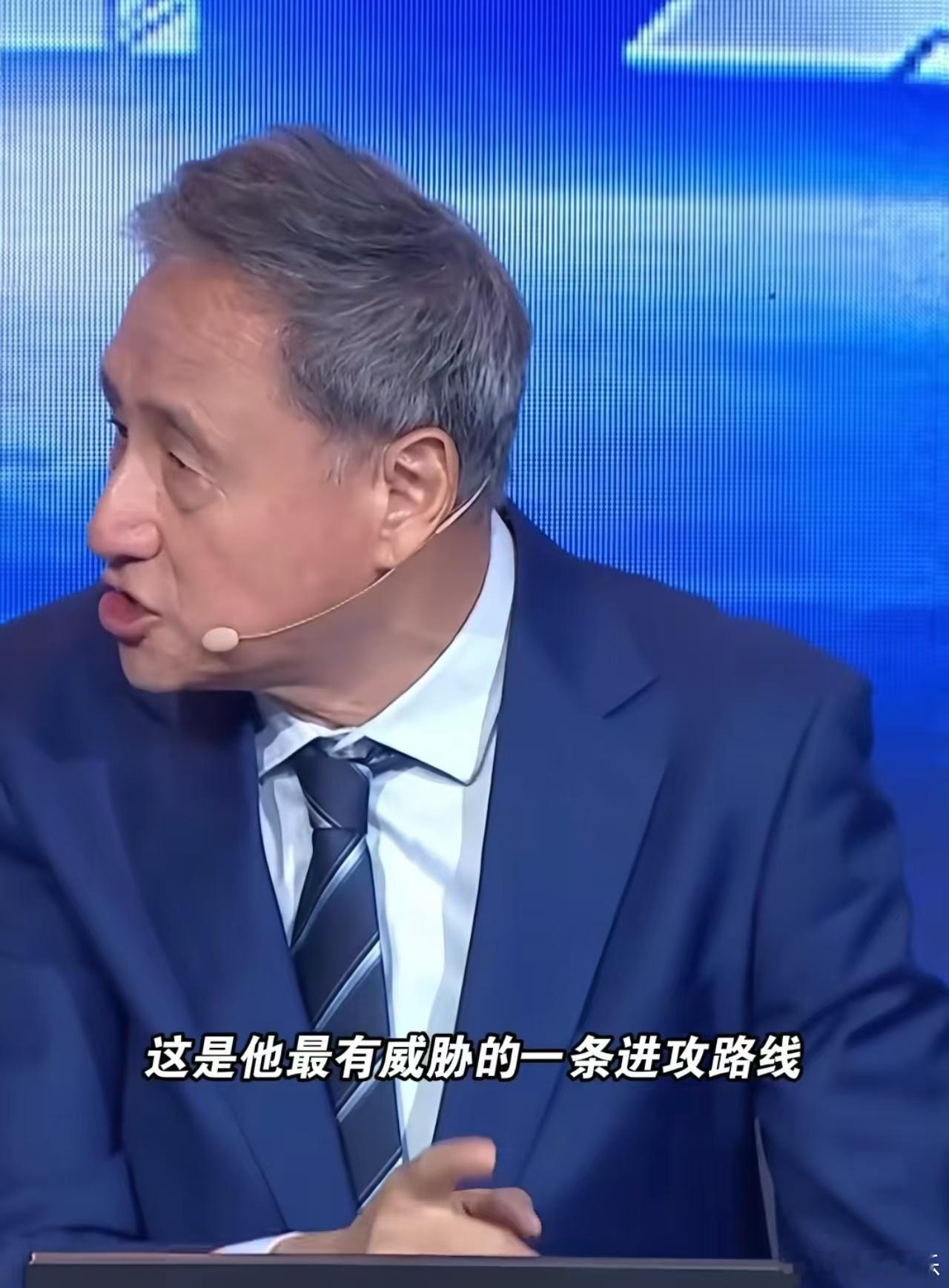 詹俊谈荷兰战平日本詹俊犀利点评战局，指出科曼临场调整收效甚微，五后卫变阵反拖累防